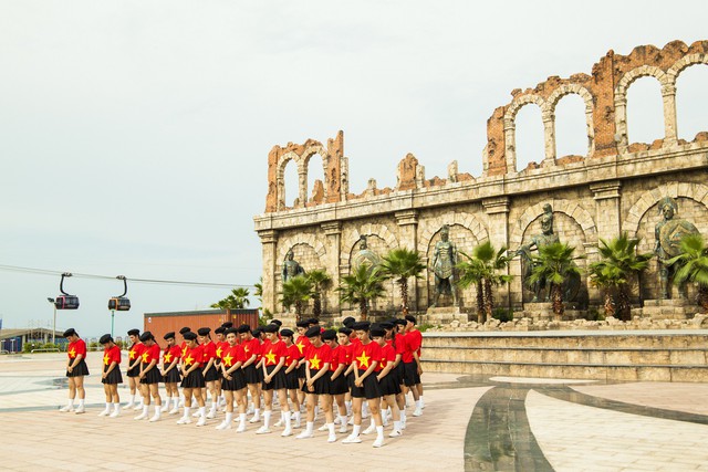 &ldquo;Mục sở thị nơi tranh t&agrave;i đẹp như tranh vẽ của Top 16  Flashmob - S&oacute;ng tuổi trẻ - Ảnh 8.