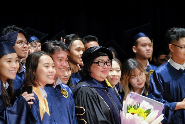 Trường Quốc tế APU long trọng tổ chức lễ tốt nghiệp và khen thưởng học sinh xuất sắc - Ảnh 2.