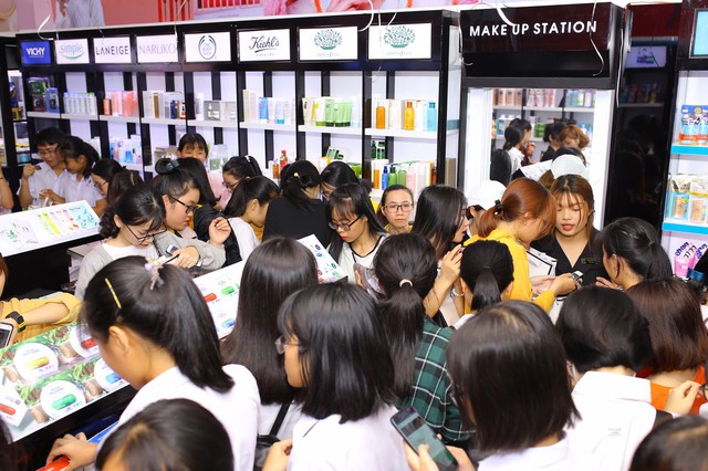 Tưng bừng ng&agrave;y hội mua sắm của Yến Nguyễn Cometic v&agrave; thương hiệu mặt nạ BNBG tại Nha Trang - Ảnh 4.