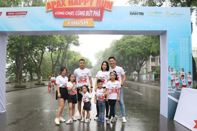 Gia đình diễn viên Mạnh Trường, Hồng Đăng hào hứng tham gia giải chạy Apax Happy Run - Đường chạy hạnh phúc - Ảnh 1.
