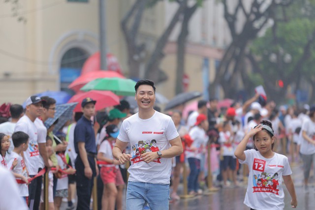 Gia đình diễn viên Mạnh Trường, Hồng Đăng hào hứng tham gia giải chạy Apax Happy Run - Đường chạy hạnh phúc - Ảnh 2.