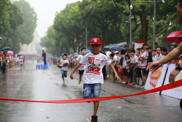 Bống “chè bưởi” cùng bạn học tổ chức thành công giải chạy marathon, quyên tiền xây trường cho học sinh vùng cao - Ảnh 9.
