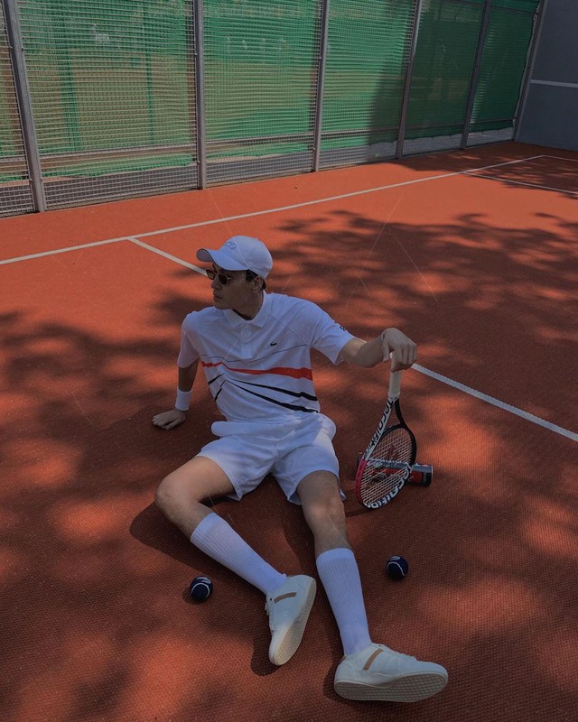 &ldquo;&Ocirc;ng ch&uacute; quốc d&acirc;n&rdquo; Trần Quang Đại c&ugrave;ng ch&uacute; c&aacute; sấu Lacoste nổi bần bật tại Roland Garros - Ảnh 2.