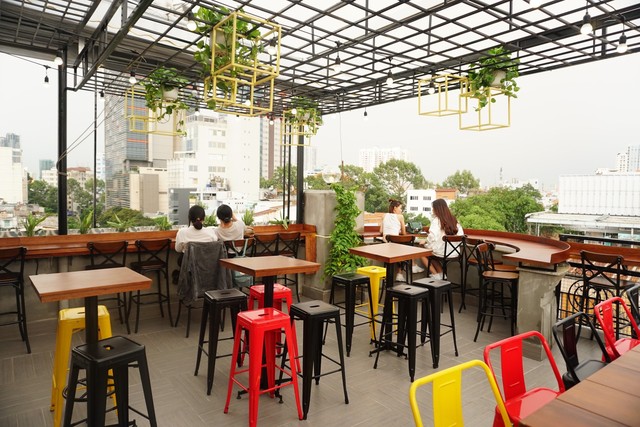 Cả thế giới thu bé lại vừa bằng một quán cà phê rooftop ngay giữa trung tâm Sài Gòn - Ảnh 5.