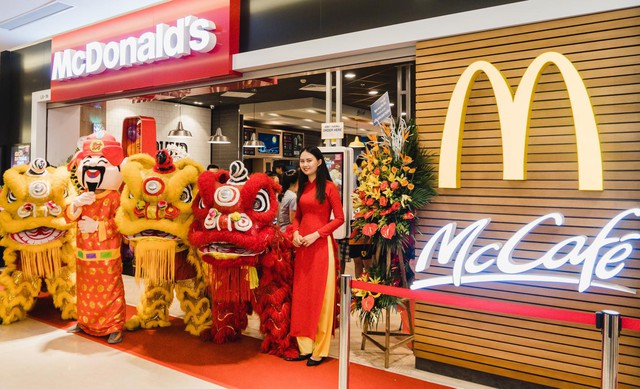 Tưng bừng khai trương nhà hàng McDonalds thứ ba tại Vincom Trần Duy Hưng - Hà Nội - Ảnh 1.