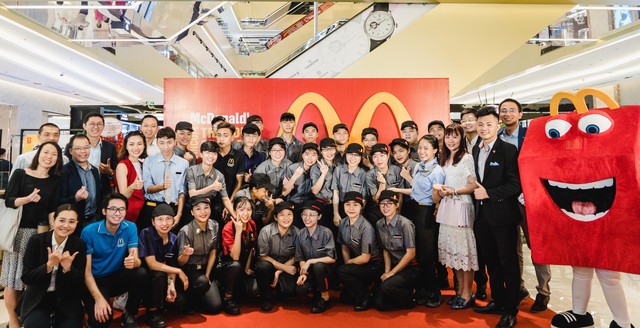 Tưng bừng khai trương nhà hàng McDonalds thứ ba tại Vincom Trần Duy Hưng - Hà Nội - Ảnh 3.