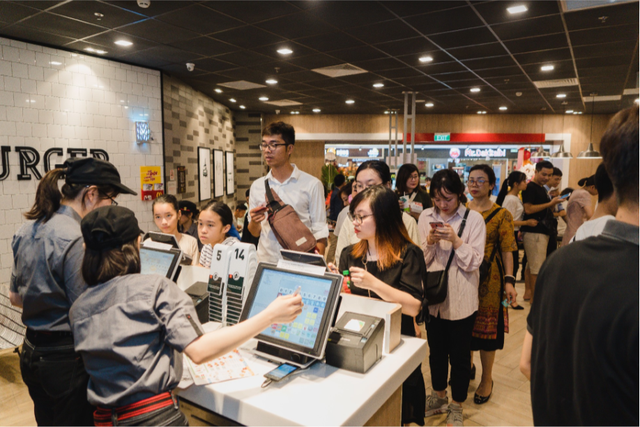 Tưng bừng khai trương nhà hàng McDonalds thứ ba tại Vincom Trần Duy Hưng - Hà Nội - Ảnh 2.