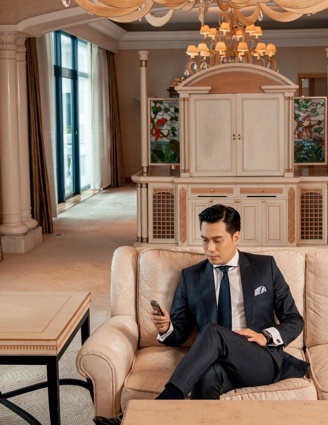 Đều mặc vest DEZI, Đ&ocirc;ng H&ograve;a trong phim lẫn Việt Anh ngo&agrave;i đời c&ugrave;ng khiến kh&aacute;n giả m&ecirc; mệt với phong c&aacute;ch lịch l&atilde;m chuẩn so&aacute;i ca - Ảnh 5.