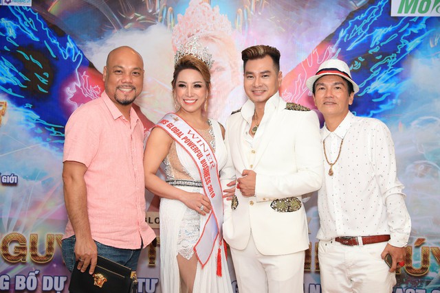 Hoa hậu Nguyễn Thị Thanh Thúy, ca sĩ Địa Hải diện trang phục trắng mướt tưng bừng mở tiệc - Ảnh 2.