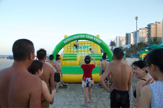 Giới trẻ Đà thành thách thức cái nóng mùa hè bằng những trò chơi với nước sôi động và hấp dẫn - Ảnh 2.