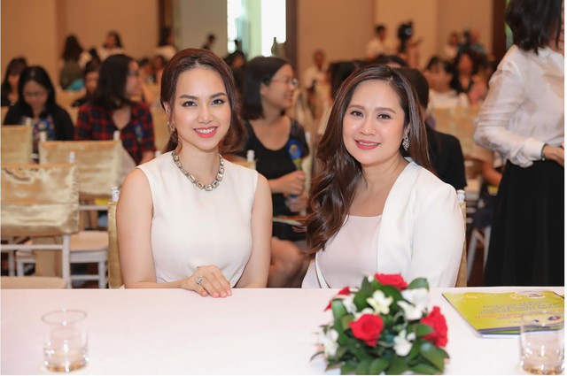 Những b&agrave; mẹ chăm con th&ocirc;ng th&aacute;i của showbiz Việt - Ảnh 1.