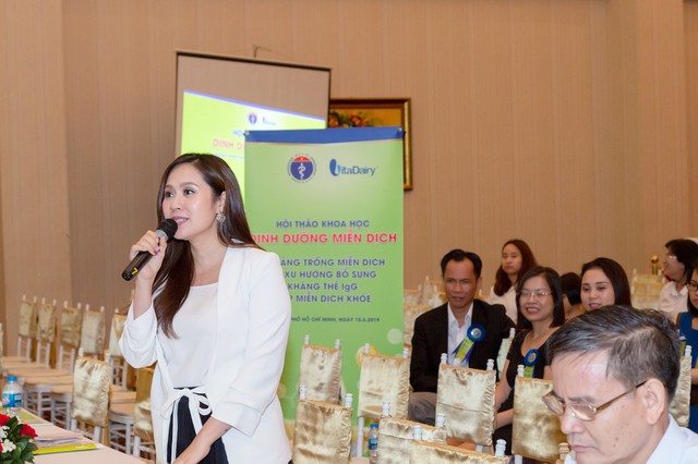 Những b&agrave; mẹ chăm con th&ocirc;ng th&aacute;i của showbiz Việt - Ảnh 4.