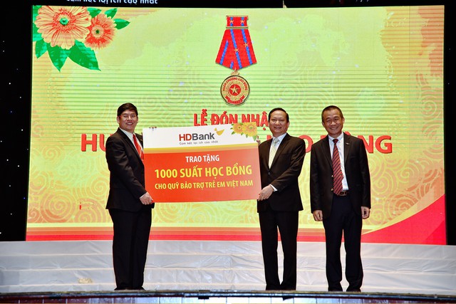 HDBank trao tặng 1.1 tỷ đồng cho Quỹ Bảo trợ trẻ em Việt Nam - Ảnh 1.