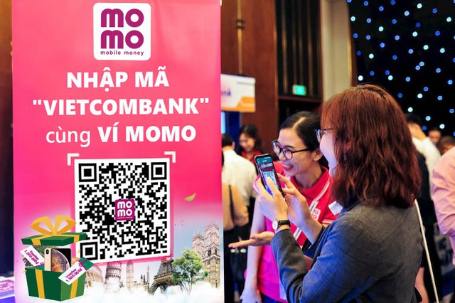 Kích thích khách hàng bỏ tiền mặt, MoMo và Vietcombank tung khuyến mãi khủng - Ảnh 1.
