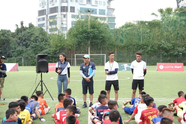 HLV Hồng Sơn háo hức đào tạo các cầu thủ nhí theo hình mẫu danh thủ thế giới - Ảnh 3.