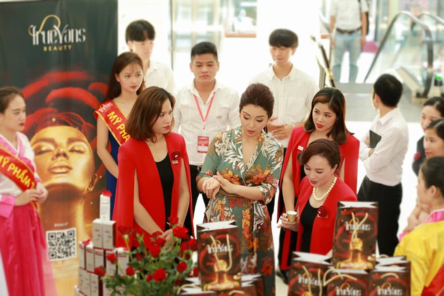 Hoa hậu Jennifer Phạm đẹp rạng rỡ với vai trò khách mời danh dự thương hiệu mỹ phẩm TRUEVANS - Ảnh 3.