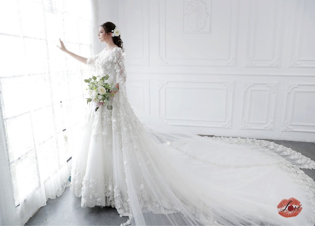 Lộ diện mẫu váy cưới mới nhất đính hàng trăm viên pha lê, đá Swarovski của NTK thương hiệu Love Wedding - Ảnh 3.