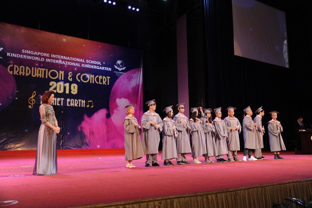 Lễ tổng kết năm học chất lừ đầy m&agrave;u sắc tại trường Quốc tế Singapore - Ảnh 1.