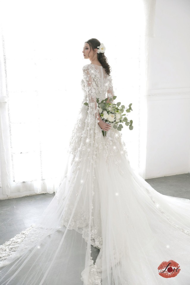 Lộ diện mẫu váy cưới mới nhất đính hàng trăm viên pha lê, đá Swarovski của NTK thương hiệu Love Wedding - Ảnh 4.