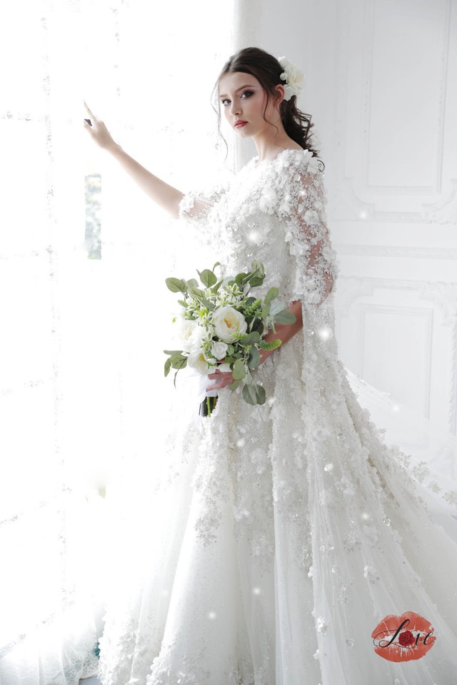 Lộ diện mẫu váy cưới mới nhất đính hàng trăm viên pha lê, đá Swarovski của NTK thương hiệu Love Wedding - Ảnh 5.