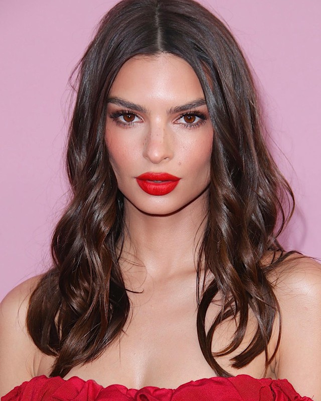 Hot: Si&ecirc;u mẫu quốc tế Emily Ratajkowski đ&aacute;nh son hơn 300k của Việt Nam dự thảm đỏ CFDA 2019 - Ảnh 2.