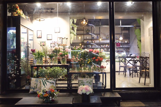 Khám phá tiệm hoa cafe đẹp như mơ trong lòng Hà Nội - Ảnh 2.