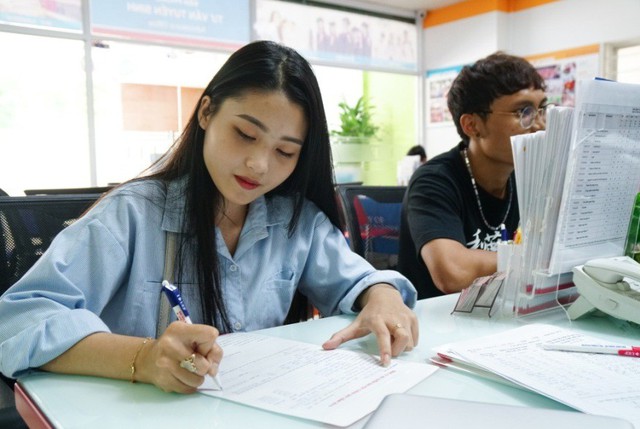 Khi &ldquo;thần điểm thi&rdquo; độ bạn kh&ocirc;ng độ ta, nước đi n&agrave;o để v&agrave;o đại học? - Ảnh 1.