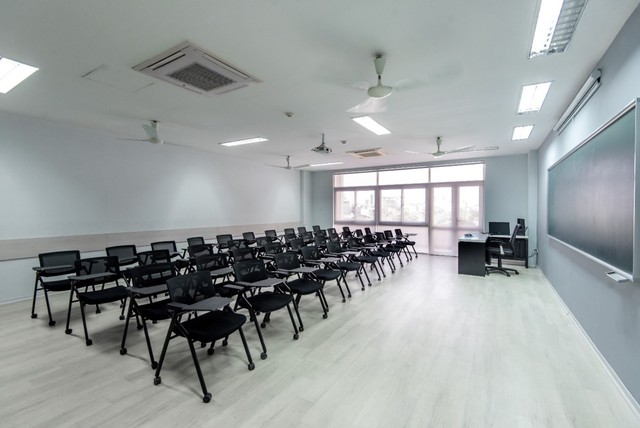 Lạc v&agrave;o khung cảnh thơ mộng của trường Đại học Thăng Long - Ảnh 13.