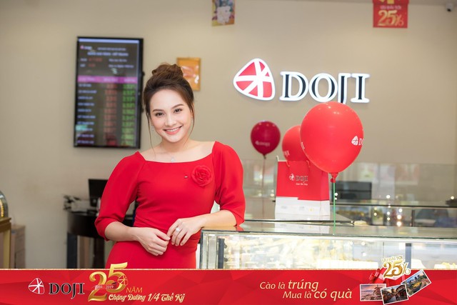 Bảo Thanh và hàng ngàn khách hàng nhận quà dịp sinh nhật DOJI - Ảnh 1.