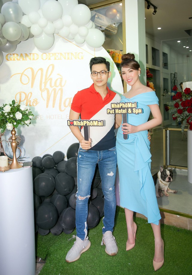 Quỳnh Thư rạng rỡ b&ecirc;n Ngọc Trinh, Khắc Tiệp trong ng&agrave;y l&ecirc;n chức b&agrave; chủ - Ảnh 4.