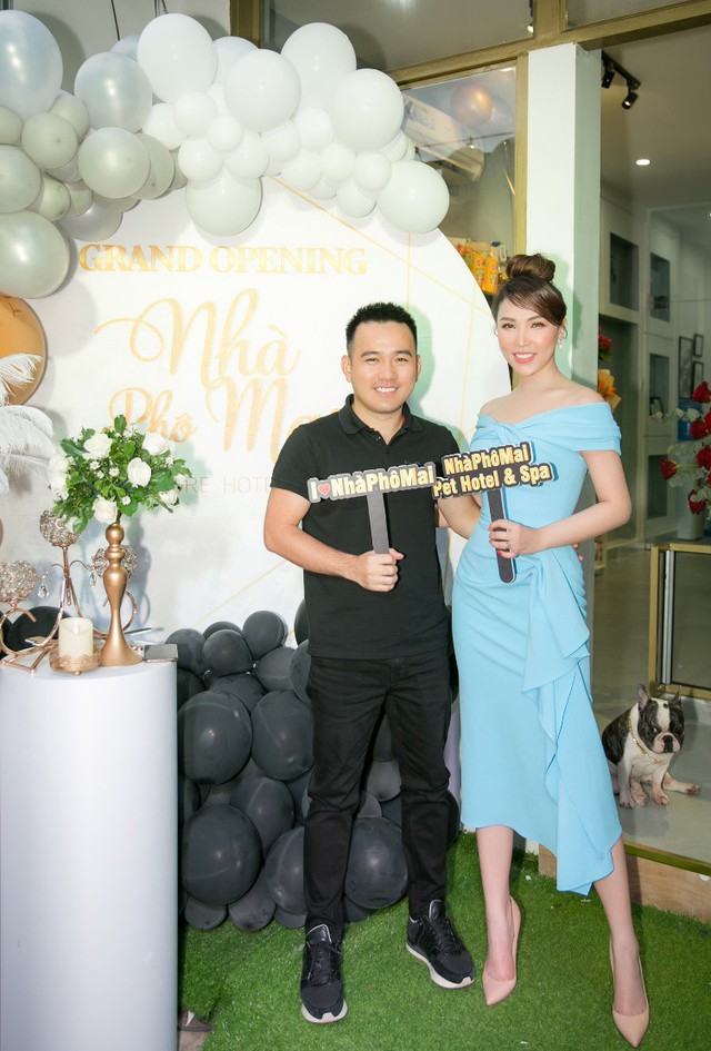 Quỳnh Thư rạng rỡ b&ecirc;n Ngọc Trinh, Khắc Tiệp trong ng&agrave;y l&ecirc;n chức b&agrave; chủ - Ảnh 6.
