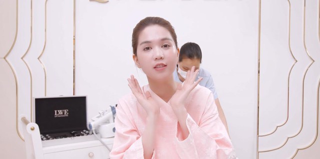 Ch&aacute;n đập hộp đồ hiệu, Ngọc Trinh đập hộp c&ocirc;ng nghệ tắm trắng mới - Ảnh 8.