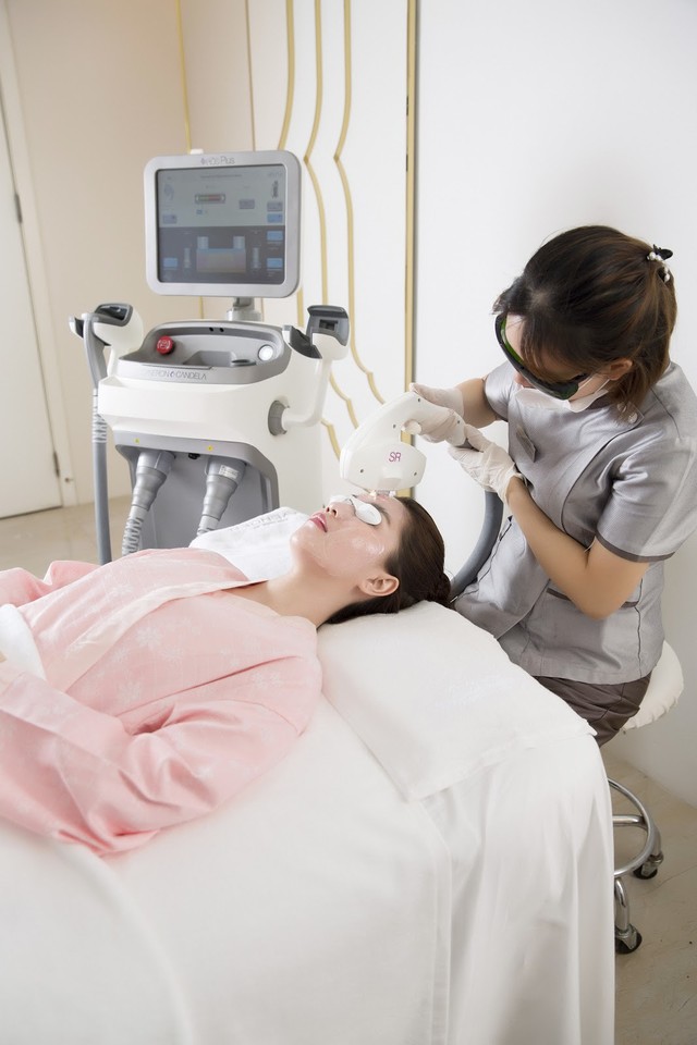 Ch&aacute;n đập hộp đồ hiệu, Ngọc Trinh đập hộp c&ocirc;ng nghệ tắm trắng mới - Ảnh 9.