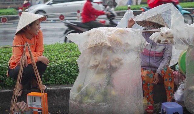 Tin được kh&ocirc;ng: H&agrave;ng rong rao b&aacute;n bất động sản? - Ảnh 5.