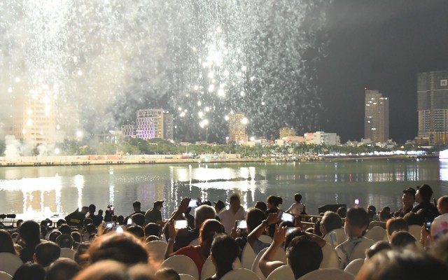 Khán giả thỏa sức trải nghiệm 4G Viettel tại lễ hội pháo hoa Đà Nẵng - Ảnh 1.