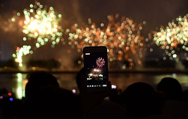 Khán giả thỏa sức trải nghiệm 4G Viettel tại lễ hội pháo hoa Đà Nẵng - Ảnh 3.
