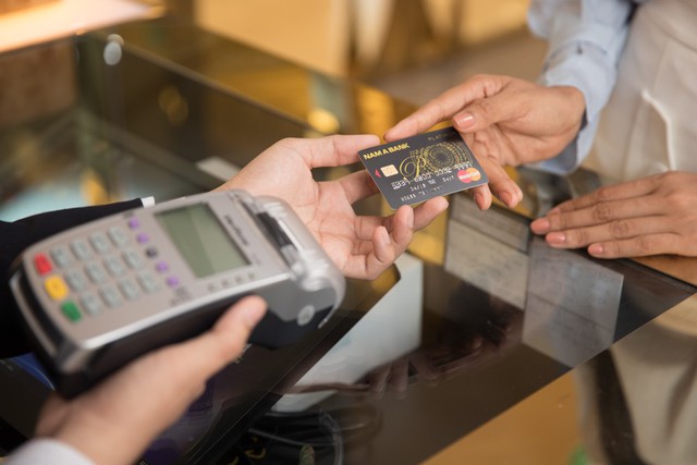 Cùng đón siêu lốc ưu đãi từ thẻ tín dụng Nam A Bank - Ảnh 2.