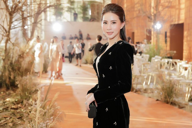 Hoa hậu Hải Dương được mỹ nam Minh Trung - Võ Cảnh tháp tùng, mua hơn nửa BST mới khi dự show của Chung Thanh Phong - Ảnh 7.