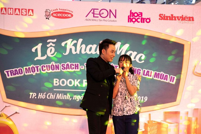 AEON MALL Tân Phú Celadon “trao tặng tương lai” cho trẻ em nghèo với hành trình quyên góp 5000 cuốn sách - Ảnh 1.