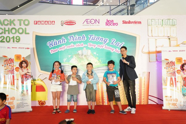 AEON MALL Tân Phú Celadon “trao tặng tương lai” cho trẻ em nghèo với hành trình quyên góp 5000 cuốn sách - Ảnh 3.