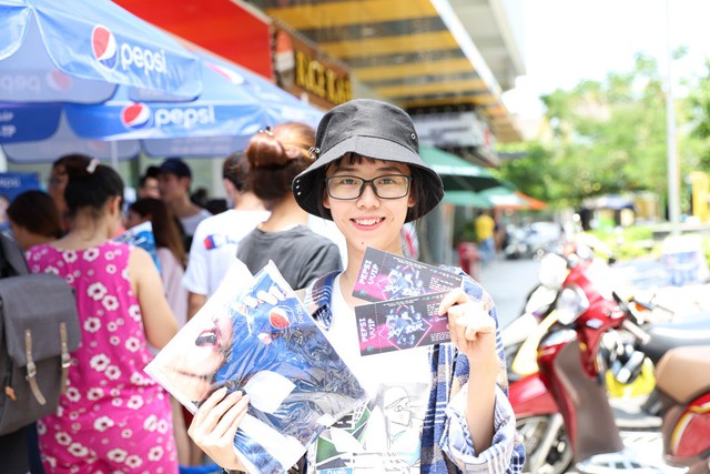 Fan Sơn Tùng M-TP tại Hà Nội đồng loạt xếp hàng từ tối hôm trước để nhận vé Sky Tour - Ảnh 3.