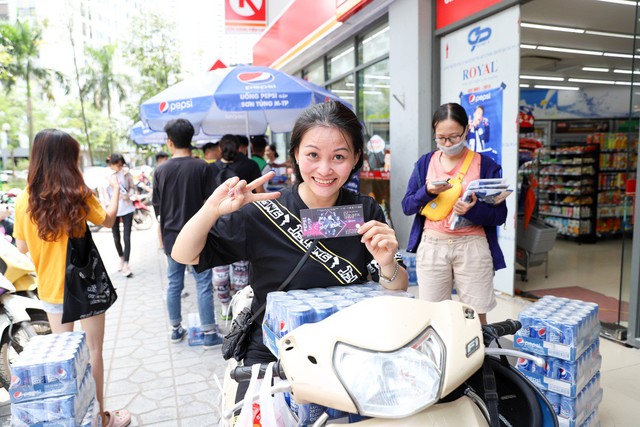 Fan Sơn Tùng M-TP tại Hà Nội đồng loạt xếp hàng từ tối hôm trước để nhận vé Sky Tour - Ảnh 4.