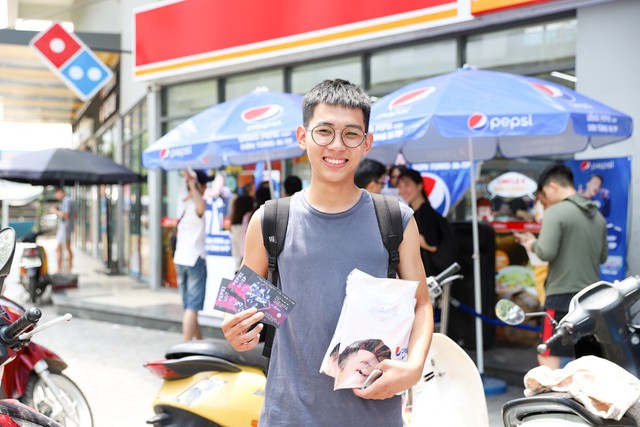 Fan Sơn Tùng M-TP tại Hà Nội đồng loạt xếp hàng từ tối hôm trước để nhận vé Sky Tour - Ảnh 8.