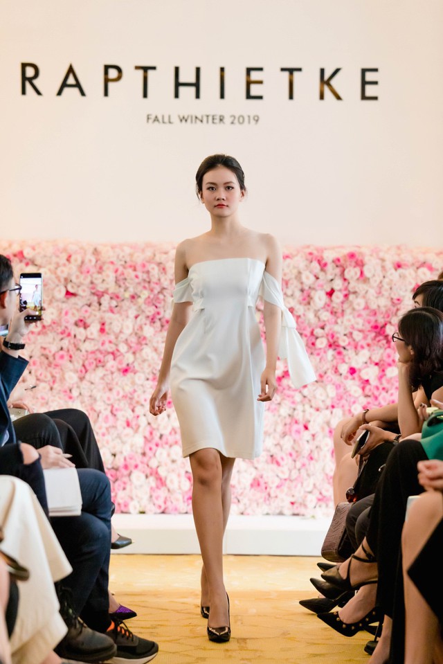 Linh Nga, Tuyết Lan trở thành vedette ra mắt bộ sưu tập “The First Dress” - Ảnh 8.