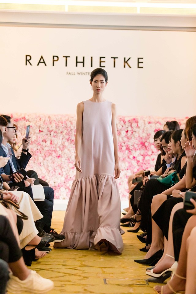 Linh Nga, Tuyết Lan trở thành vedette ra mắt bộ sưu tập “The First Dress” - Ảnh 9.