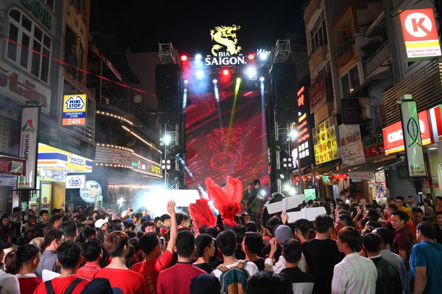 Hàng nghìn bạn trẻ “quẩy” hết mình tại sự kiện hoành tráng nhất tháng 8 mang tên “Đêm Sài Gòn” - Ảnh 1.