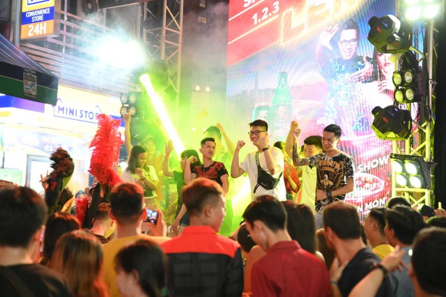Hàng nghìn bạn trẻ “quẩy” hết mình tại sự kiện hoành tráng nhất tháng 8 mang tên “Đêm Sài Gòn” - Ảnh 3.