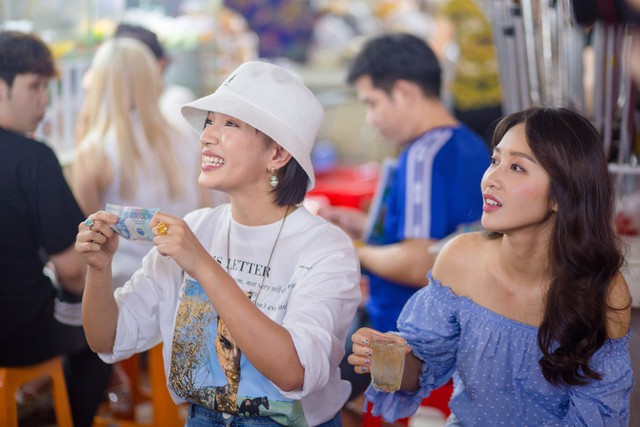 City Girls: Châu Bùi và Khả Ngân “càn quét” chợ Bến Thành chỉ với 100 ngàn - Ảnh 2.