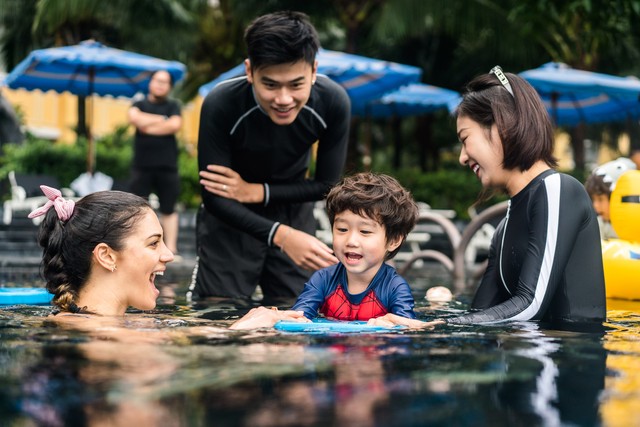 Gia đình Lan Phương cùng nhà Xoài, Đậu tham gia học bơi với VĐV bơi lội hàng đầu thế giới - Ảnh 1.