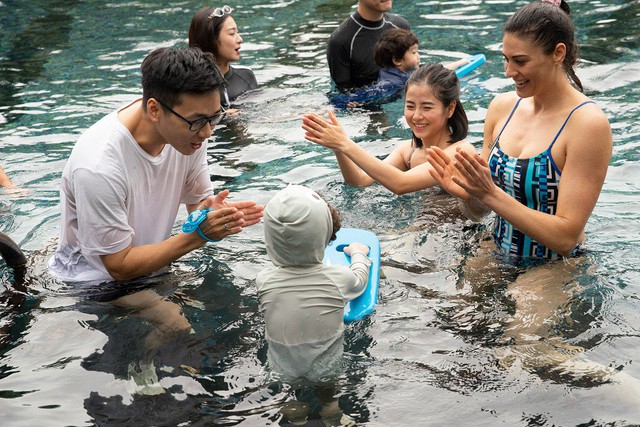 Gia đình Lan Phương cùng nhà Xoài, Đậu tham gia học bơi với VĐV bơi lội hàng đầu thế giới - Ảnh 3.